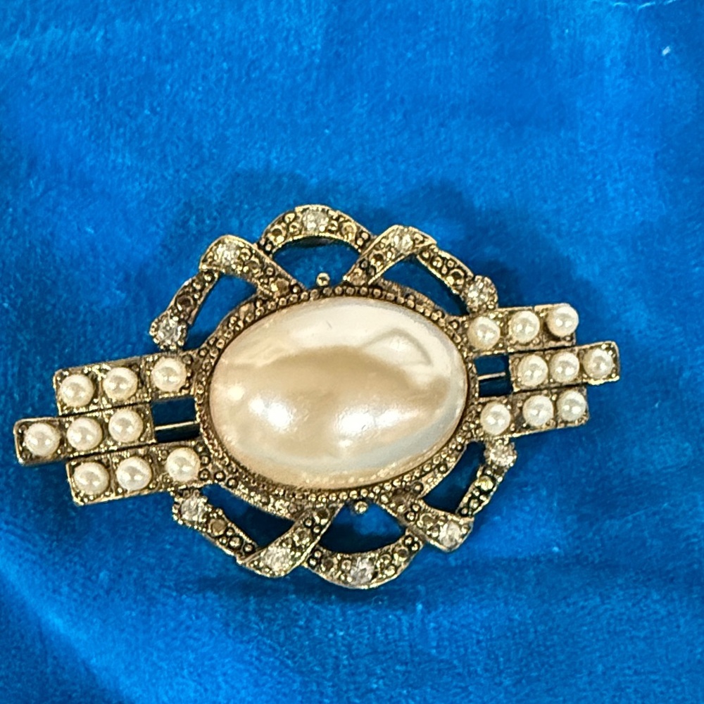 Vintage gold tone faux cream white pearl mabe clear stone filigree brooch pin